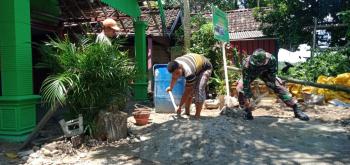Satgas TMMD Bojonegoro Aduk Semen Bahan Pembangunan Rumah Penerima Program Aladin